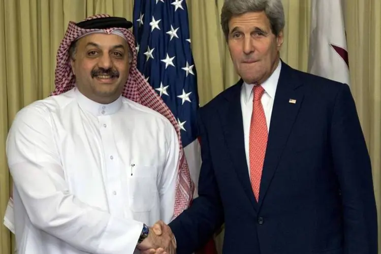 
	Secret&aacute;rio de Estado dos EUA John Kerry e o Ministro das Rela&ccedil;&otilde;es Exteriores do Catar, Khalid bin Mohammad Al Attiyah, durante a confer&ecirc;ncia
 (Reuters/Carolyn Kaster)