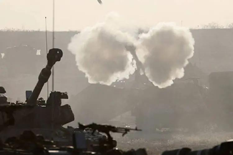 
	Tanque israelense dispara contra Gaza: informa&ccedil;&atilde;o levantou o moral dos exaustos habitantes de Gaza
 (REUTERS/Baz Ratner)