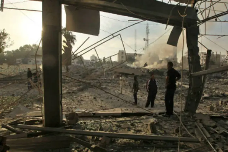 Palestinos inspecionam repartições públicas destruídas após um ataque aéreo israelense na Cidade de Gaza (REUTERS / Mohammed Salem)
