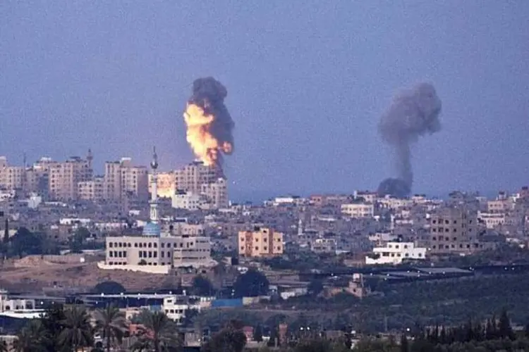 Fumaça em Gaza após ataque na última sexta-feira (Getty Images)