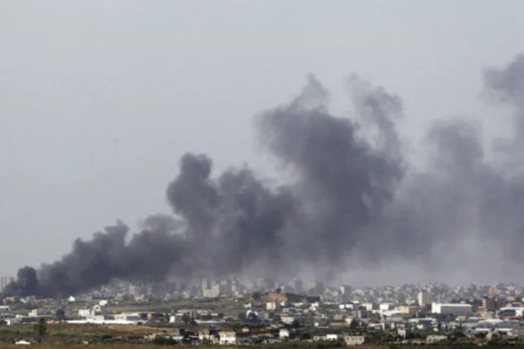Fumaça sobe após um ataque israelense no norte da Faixa de Gaza (REUTERS/Ronen Zvulun)