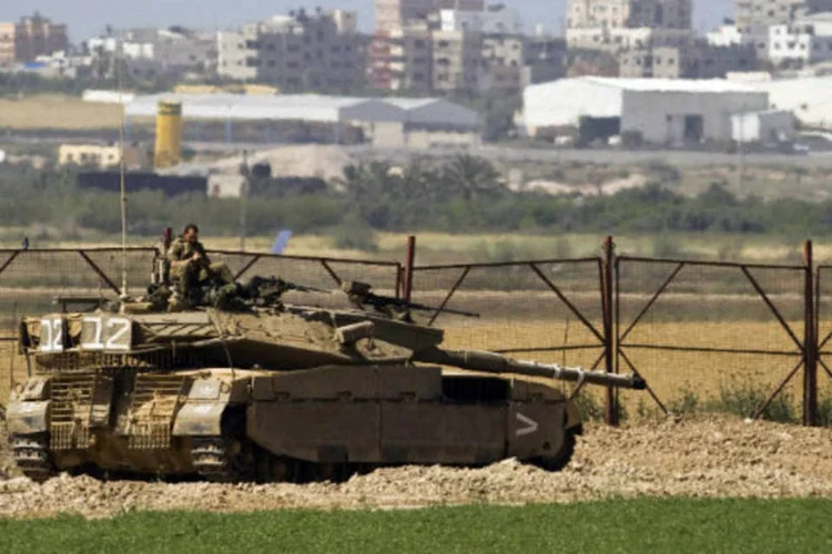 
	Soldado israelense em tanque do lado de fora do norte da Faixa de Gaza: a decis&atilde;o foi aprovada pelo primeiro-ministro, Benjamin Netanyahu, e pelo ministro da Defesa, Mosh&eacute; Yalon
 (REUTERS / Amir Cohen)
