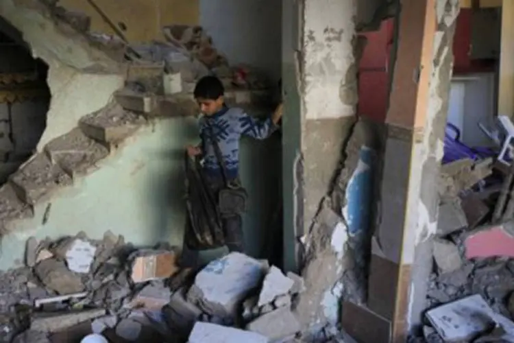 Criança palestina caminha sobre os escombros de casa
 (Said Khatib/AFP)