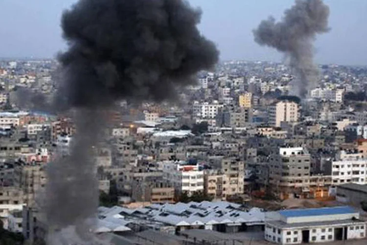 Em Gaza, fumaça é vista após ataques aéreos israelenses em 9 de julho de 2014 (©afp.com / THOMAS COEX)