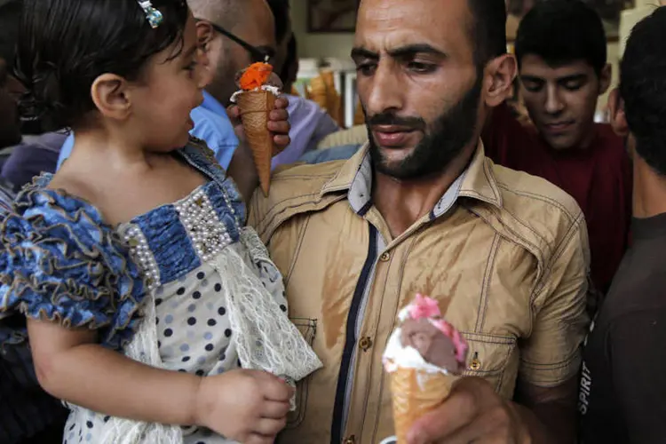 
	Palestinos se aglomeram em sorveteria: cerca de 520.000 palestinos voltaram para seus lares
 (REUTERS/Finbarr OReilly)