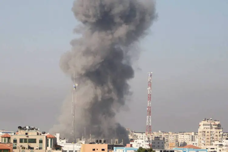 Fumaça sobe após um ataque aéreo de Israel em Gaza (REUTERS/Suhaib Salem)