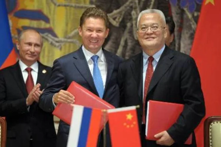 Alexei Miller (C) e Zhou Jiping (D): Rússia fornecerá gás à China a partir de 2018 (Alexey Druzhinin/AFP)