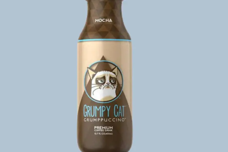 Anúncio foi feito na página oficial do gato no Facebook: produto vai contar com três sabores e ganhou o nome de ‘Grumpy Cat Grumppuccino’ (Reprodução)