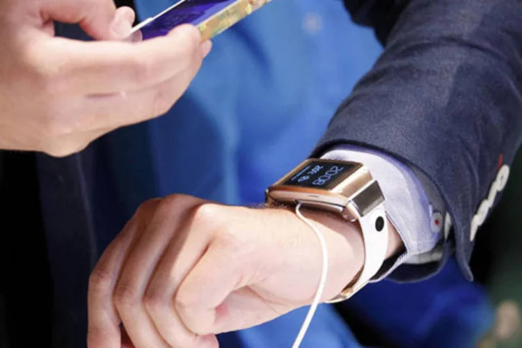Galaxy Gear, novo relógio inteligente da Samsung, com smartphone (Reuters)