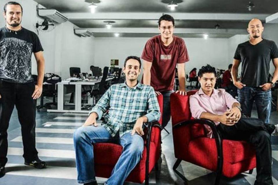 
	Equipe da Geekie: o cofundador Eduardo Bontempo (sentado no centro) &eacute; um dos empreendedores na lista da Technology Review
 (Raul Junior/EXAME.com)