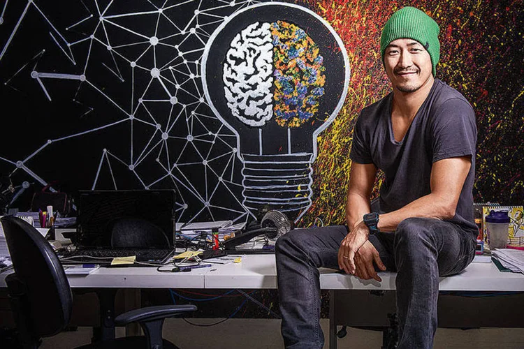 
	Cl&aacute;udio Sassaki: criado em 2012, a Geekie oferece conte&uacute;do personalizado aos estudantes. Por meio de testes, o software identifica quais as dificuldades dos alunos e desenvolve um roteiro de estudos individual
 (Germano Luders/Exame)