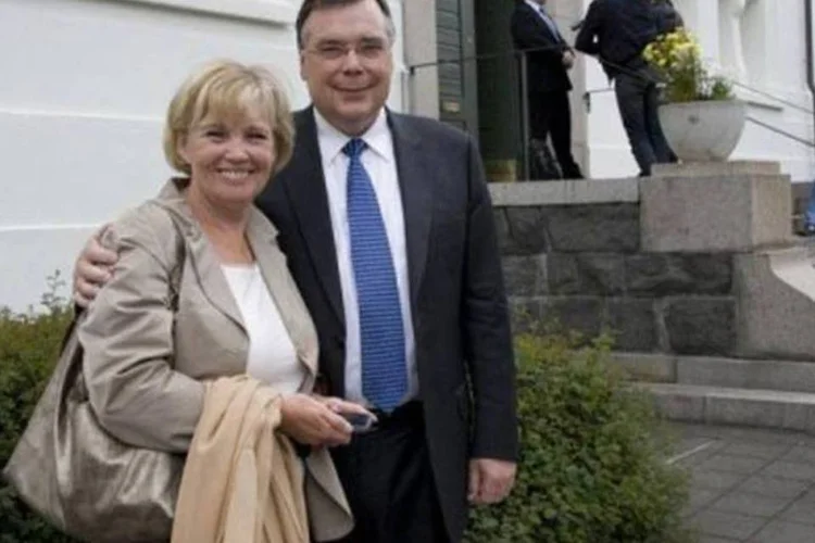 O ex-premiê Geir Haarde chega com a esposa ao tribunal especial para ser julgado (Halldor Kolbeins/AFP)