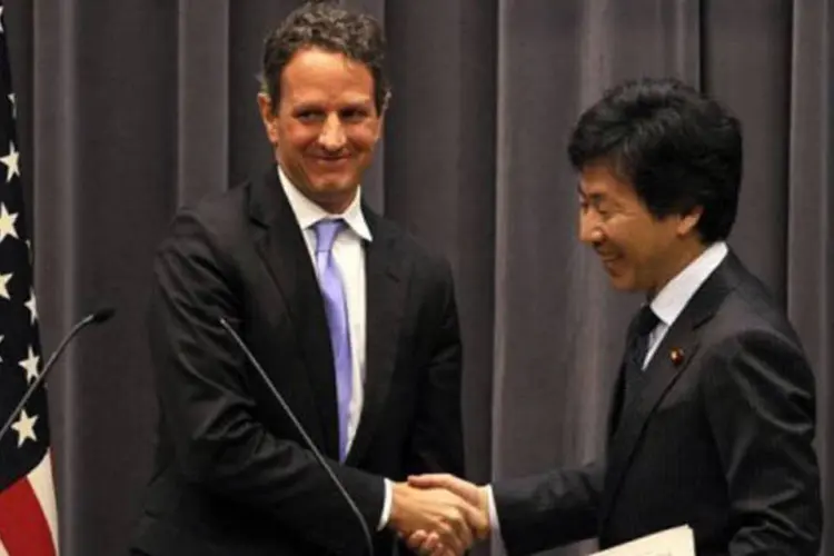 O secretário do Tesouro americano, Timothy Geithner, cumprimenta o ministro japonês Jun Azumi: "a questão nuclear é um problema que o mundo não pode ignorar" (Yoshikazu Tsuno/AFP)