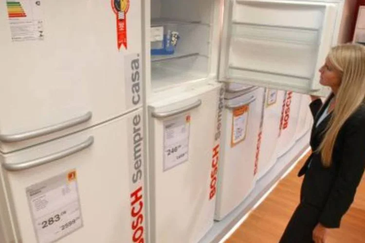 
	Geladeiras da linha branca: no setor de geladeiras e de fog&otilde;es, a tend&ecirc;ncia &eacute; que o consumidor, na hora da troca, opte por um produto que tenha mais fun&ccedil;&otilde;es
 (.)