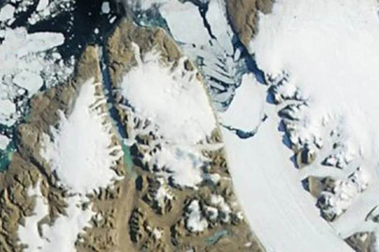 Aquecimento global: um enorme iceberg se desprendeu de uma geleira na Groenlândia, segundo imagens de satélite da agência espacial americana Nasa (HO/AFP)