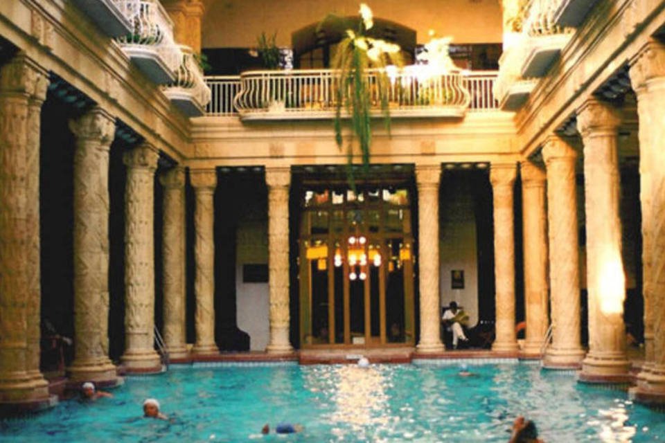 A Gellert Baths, famosa casa de banhos termais de Budapeste, costuma receber muitos turistas, mas foi fechada para a festa da empresa (Wikimedia Commons)
