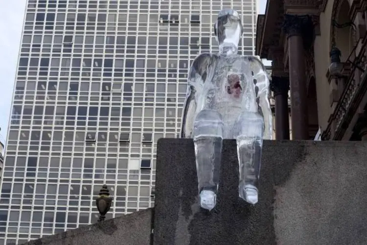 Escultura de gelo em São Paulo chama atenção para a doação de órgãos (Pedro Chavedar/Divulgação)