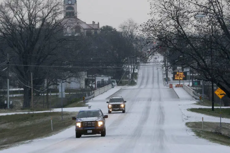 Gelo cobre rua em Stephenville, no Texas (Michael Ainsworth/Reuters)