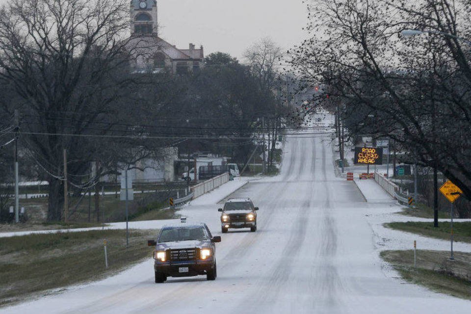Tempestade de gelo atinge Texas e causa transtornos