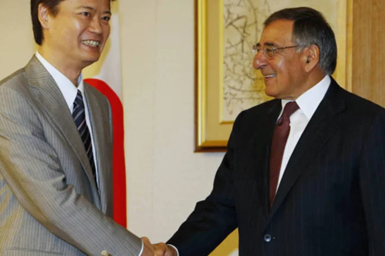 
	O chanceler japon&ecirc;s, Koichiro Gemba, aperta a m&atilde;o do secret&aacute;rio de Defesa americano, Leon Panetta, em visita oficial ao Jap&atilde;o
 (Larry Downing-Pool/Getty)