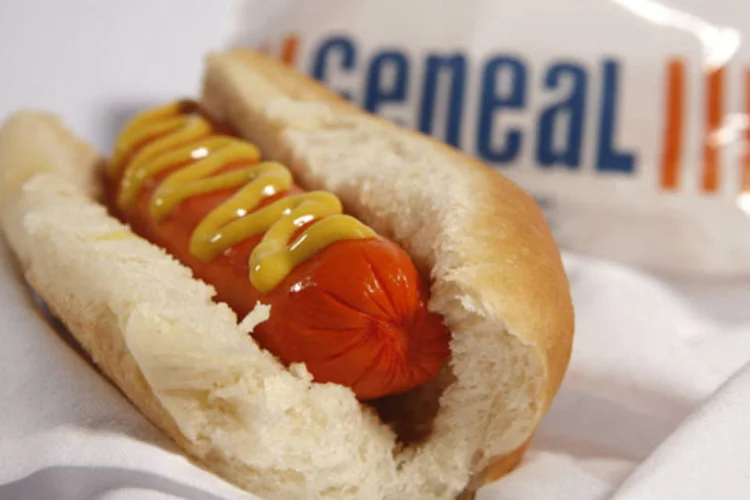 
	Cachorro-quente Geneal: empresa criada na d&eacute;cada de 1970 passou por alguns per&iacute;odos de baixa, mas consegue se manter atual conquistando o gosto de clientes como Eike Batista
 (Divulgação)