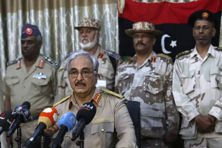 General Khalifa Haftar fala durante uma conferência de imprensa em um clube de Abyar, na Líbia (Esam Omran Al-Fetori/Reuters)