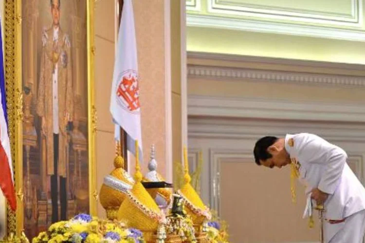 O general Prayut Chan-O-Cha reverencia a imagem do rei tailandês (Government House/AFP)