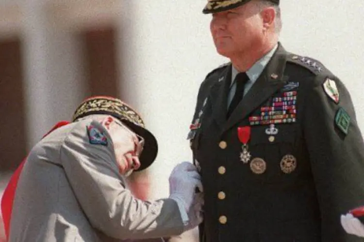 O general americano Norman Schwarzkopf, que comandou a coalizão internacional durante a primeira Guerra do Golfo, é condecorado em 1991 (©afp.com / Eric Cabanis)