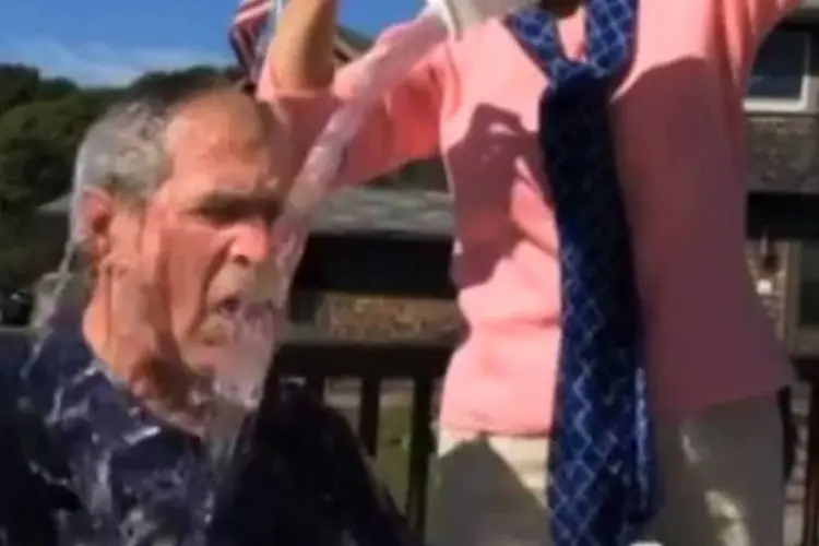 George W. Bush: sua mulher, Laura, jogou um balde de água fria sobre ele (Reprodução/YouTube/Associated Press)