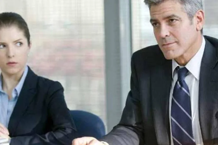 No filme "Amor sem escalas", George Clooney interpreta um profissional especialista em demissões: objetividade é tudo na hora de dar adeus para um funcionário que também é seu amigo  (Divulgação)
