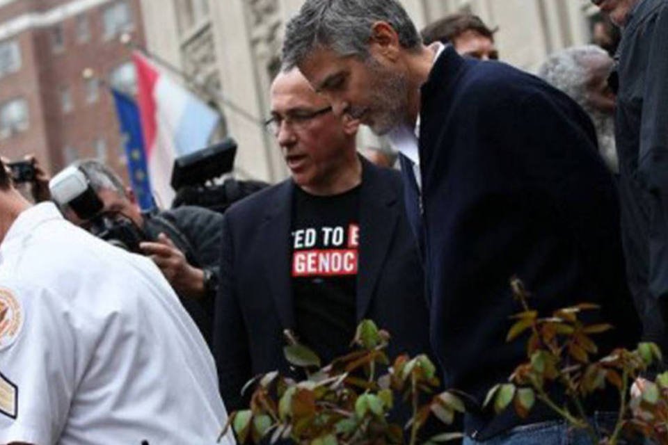 George Clooney é preso em protesto em Washington