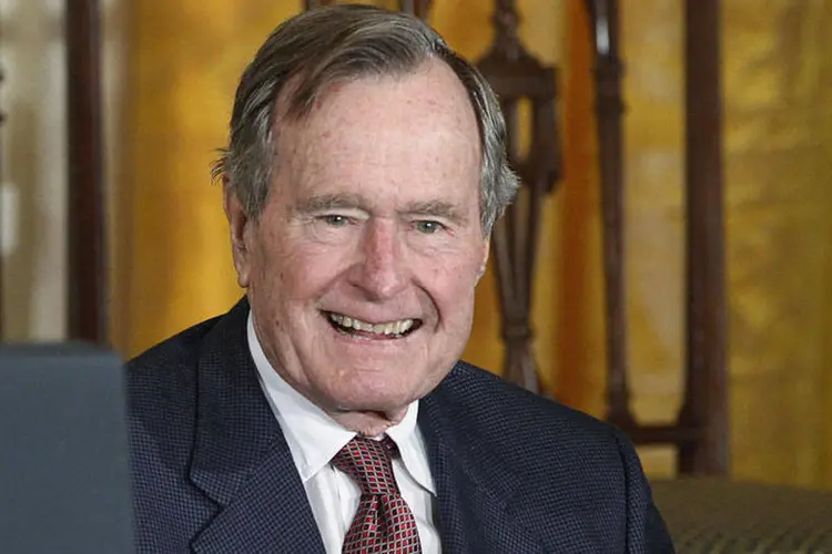 
	George H.W. Bush, de 91 anos, foi hospitalizado nesta quarta-feira ap&oacute;s quebrar um osso do pesco&ccedil;o ao sofrer uma queda em sua casa de Kennebuckport (Maine)
 (REUTERS/Larry Downing/Files)