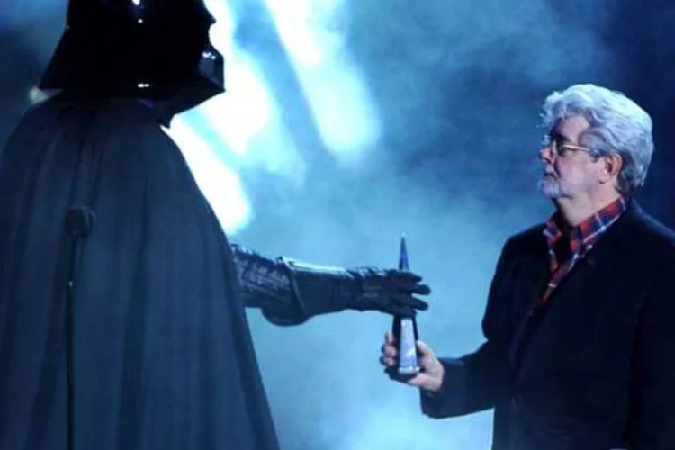 
	George Lucas: &quot;a &uacute;nica coisa que me arrependo de ter feito &quot;Star Wars&quot; &eacute; de n&atilde;o ter podido assistir como um espectador qualquer&quot;
 (Getty Images)