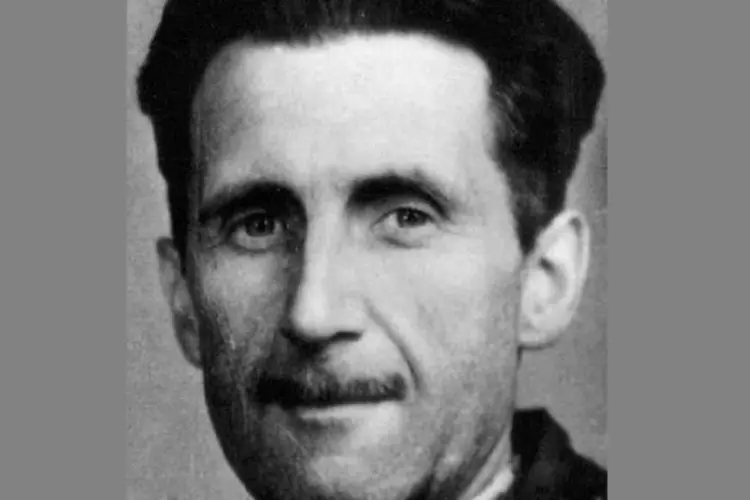 
	George Orwell: len&ccedil;os foram vendidos nesta quinta-feira por 5.580 libras (US$ 9.016) em um leil&atilde;o em Londres
 (Wikimedia Commons)
