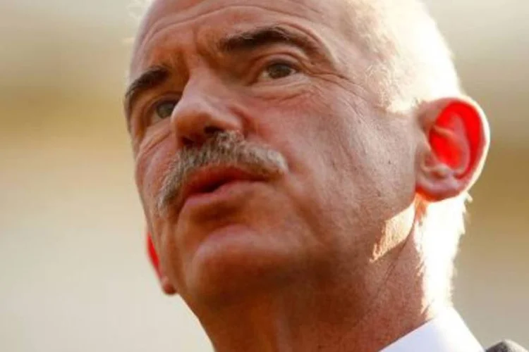 O premiê da Grécia, George Papanderau, teve o telefone da sua residência oficial cortado.   (.)