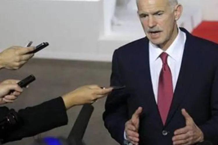 O primeiro-ministro grego, George Papandreou, fala a repórteres após reunião de emergência na véspera da cúpula do G20, em Cannes, na França (Yves Herman/Reuters)