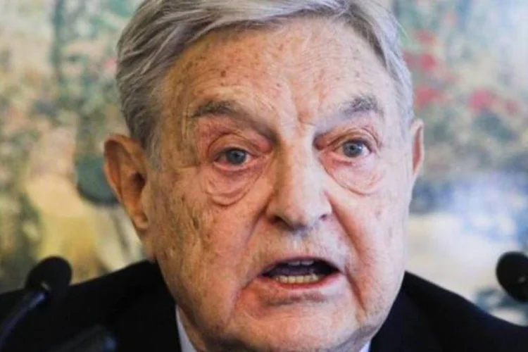 O bilionário norte-americano George Soros fala durante uma coletiva de imprensa em Davos (Arnd Wiegmann/Reuters)