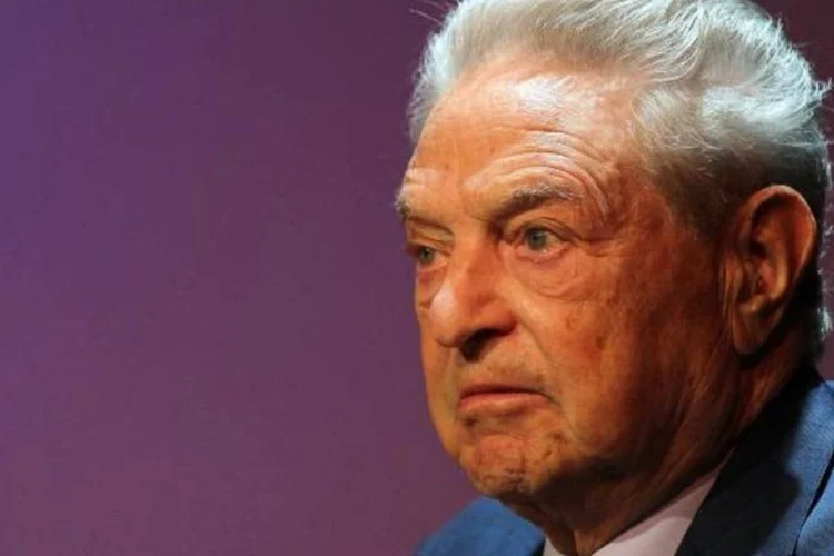“Normalmente os bancos centrais fixam apenas os juros de curto prazo, mas não passamos por um período normal", analisa Soros (Spencer Platt/Getty Images)