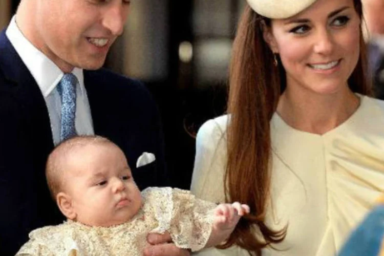 
	William e Catherine chegam com George &agrave; capela do Pal&aacute;cio St. James
 (AFP)