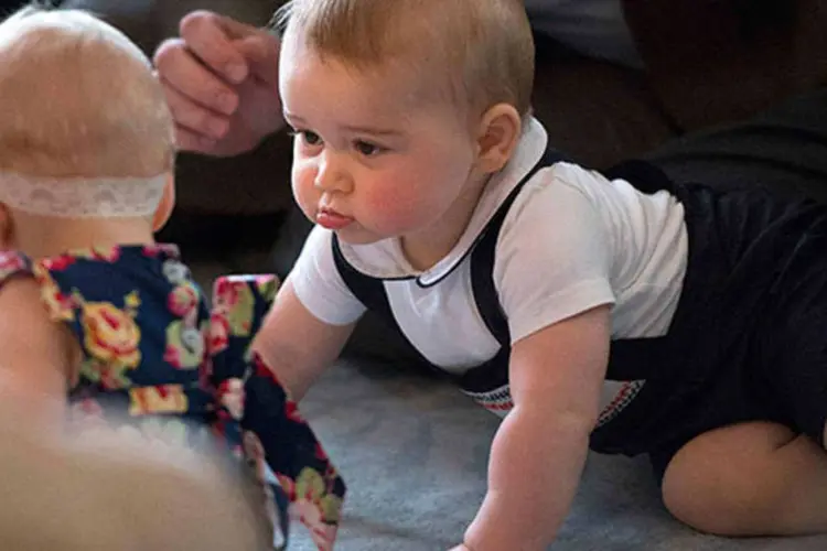 Príncipe George olha para outros bebês durante evento oficial na Austrália  (REUTERS/Marty Melville/Pool)