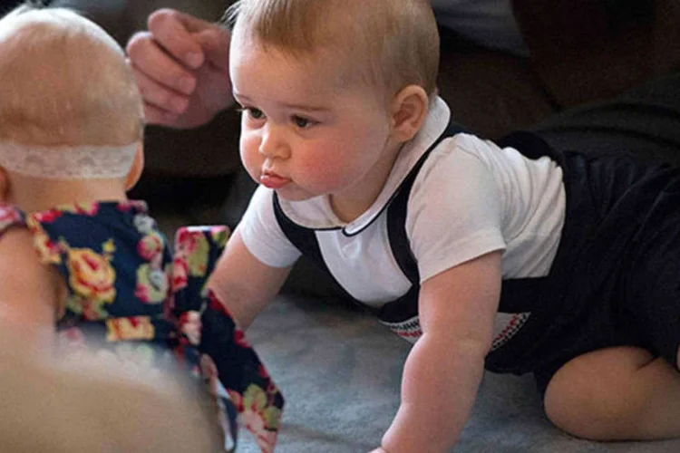 Príncipe George olha para outros bebês durante evento oficial na Austrália  (REUTERS/Marty Melville/Pool)