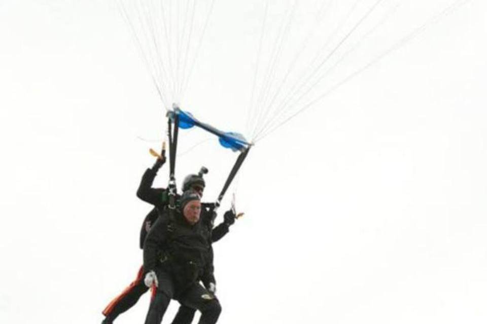 George Bush pai comemora 90 anos saltando de paraquedas