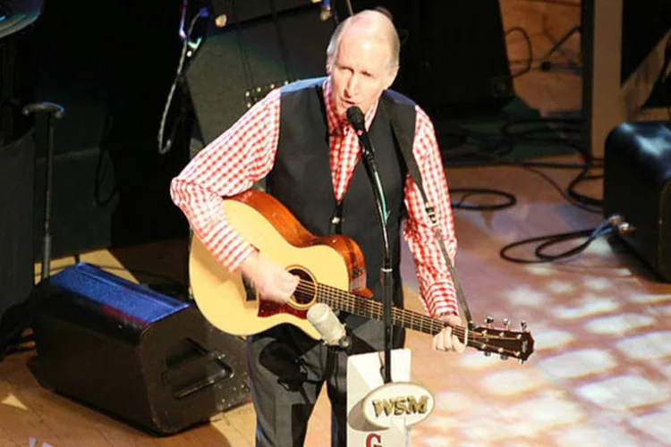 George Hamilton IV: cantor era conhecido como "Embaixador Internacional da Música Country" (Wikimedia Commons)