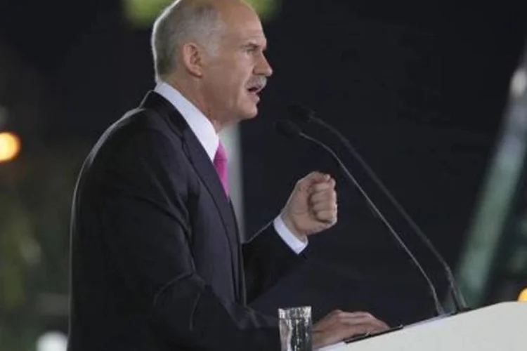 O primeiro-ministro grego, George Papandreou, anunciou que vai aceitar a ajuda que pode chegar a mais de 45 bilhões de euros.  (.)