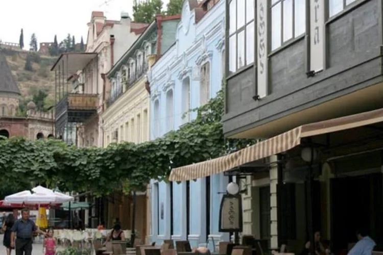 Rua em Tbilisi, capital da Georgia: ventos no país chegaram até a 100km/h (Alix Kroeger/Wikimedia Commons)