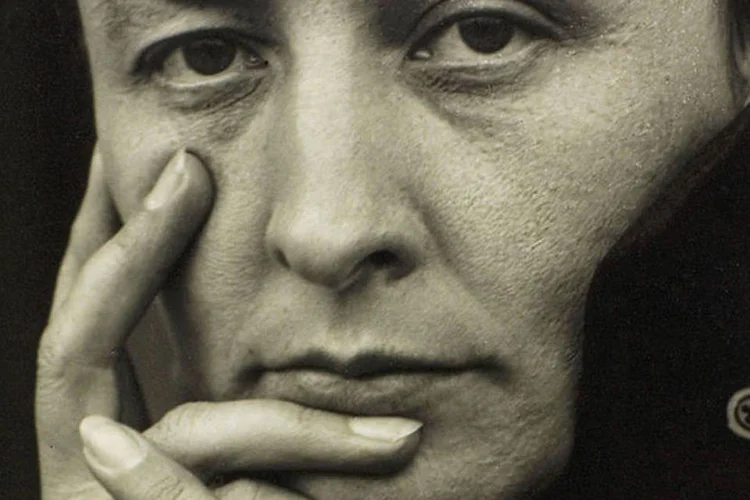 Trecho de uma fotografia da artista Georgia O'Keeffe, por Alfred Stieglitz, de 1918 (Alfred Stieglitz/Domínio Público)