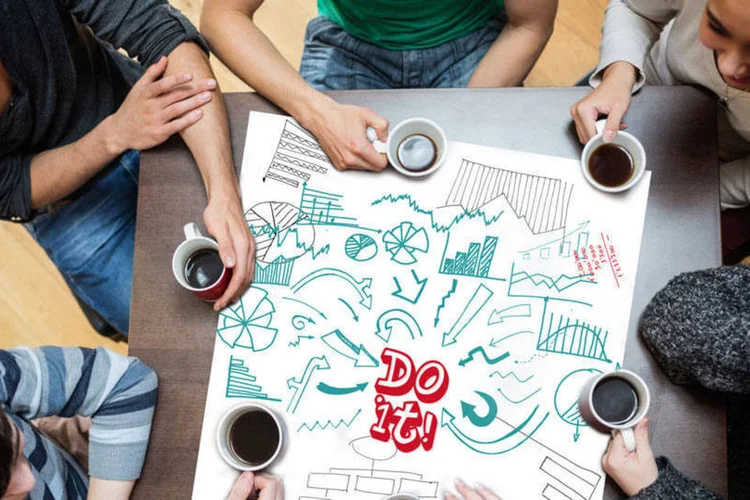 Jovens em reunião: comunicação face a face é a preferência da Geração Z (Thinkstock)