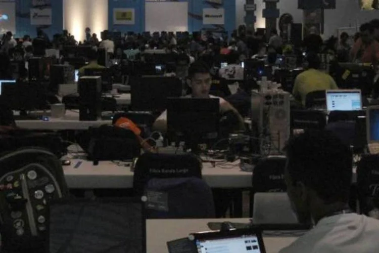Vista geral da área restrita a campuseiros na Campus Party Brasil (Célio Yano/EXAME.com)