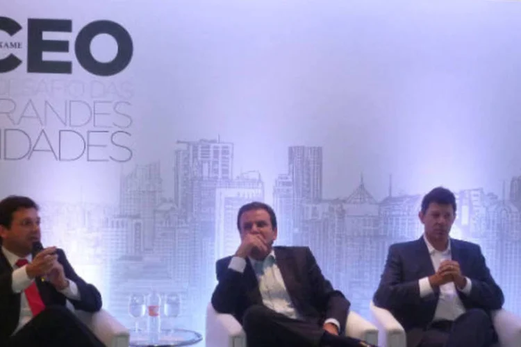 
	Geraldo J&uacute;lio, prefeito de Recife, Eduardo Paes, do Rio de Janeiro e Fernando Haddad, de S&atilde;o Paulo no evento da EXAME CEO: eles querem depender menos da Uni&atilde;o
 (Amanda Previdelli/EXAME.com)