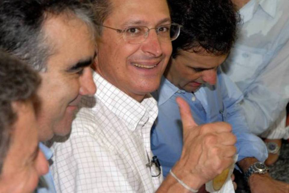 Alckmin age para "virar" voto em área petista